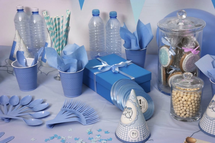 eine Party mit blauen Geschenke und blaue Einweg Geschirr, Babyparty Junge