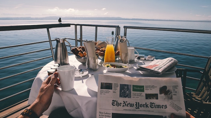 Frühstück mit Meerblick, Sommermorgen auf dem Balkon genießen