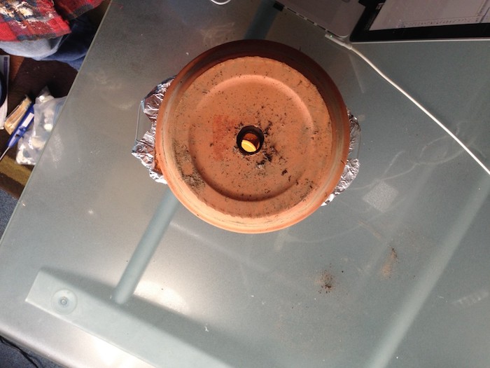 eine diy teelichtofen bauanleitung, ein kleiner teelichtofen aus einem braunen blumentopf aus keramik und mit kerzen, bastelideen für erwachsene