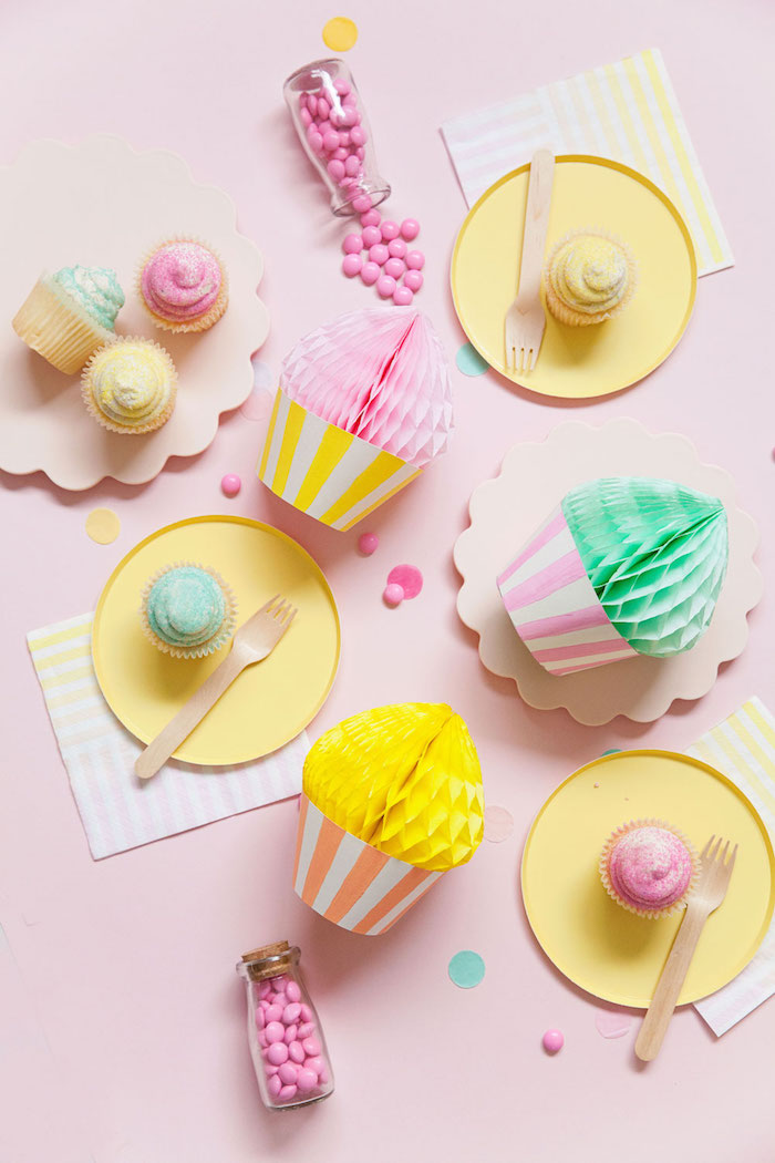 Bunte Cupcakes aus Papier, Idee für originelle Tischdeko für Geburtstag oder anderen Anlass