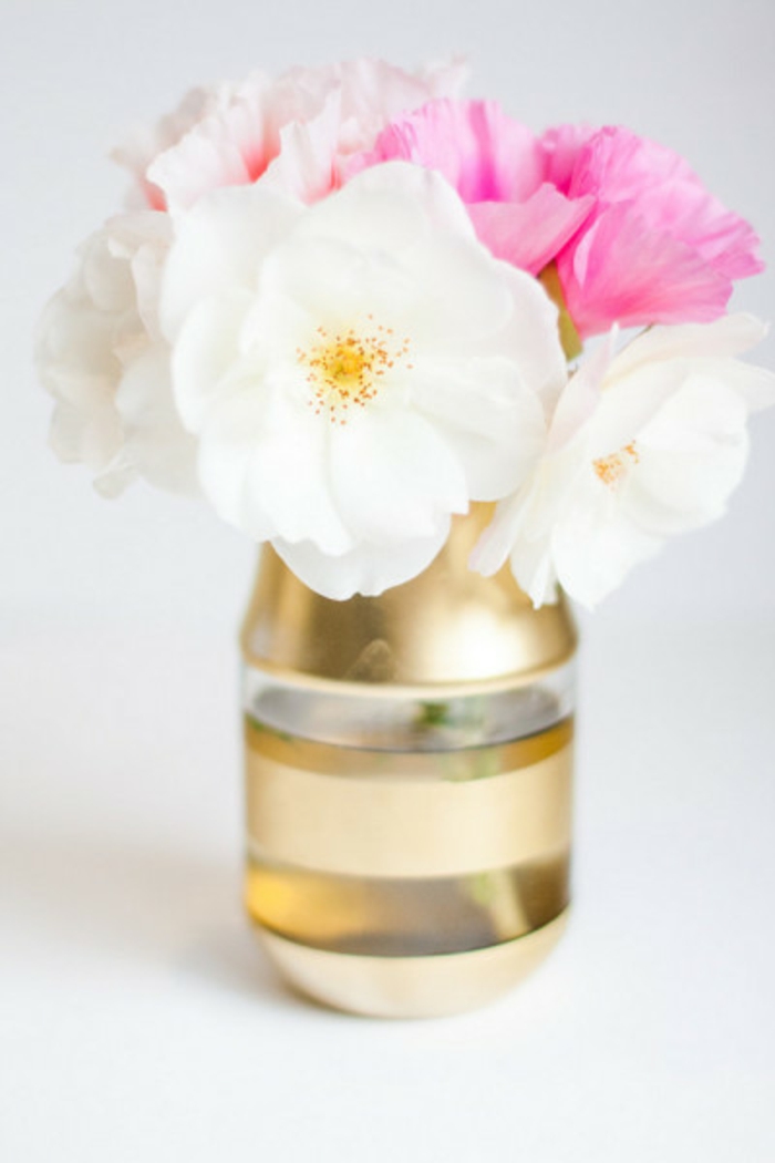 diy ideen mit blumen, wahr oder künstlich, weiße und rosa blumen in einer vase aus plastik, alte plastik flaschen wieder verwerten