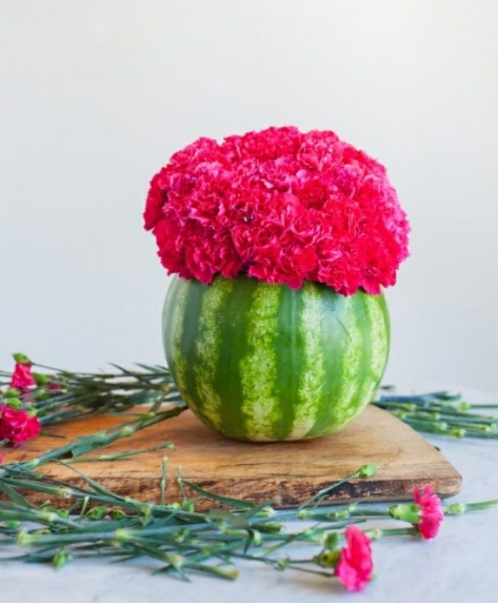 basteln für kinder, eine schöne idee, die jeder machen kann, wassermelove als vase gestalten, wassermelone schale voll von rosa blumen