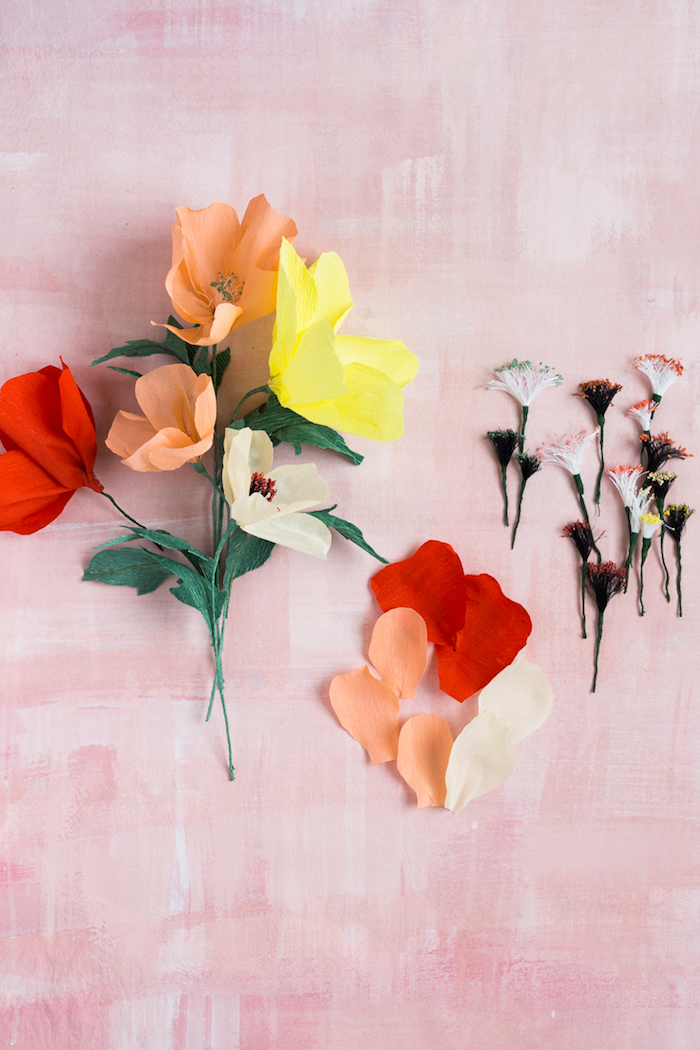 Bunte Blumen aus Krepppapier selber basteln, schöne Idee für DIY Enthusiasten
