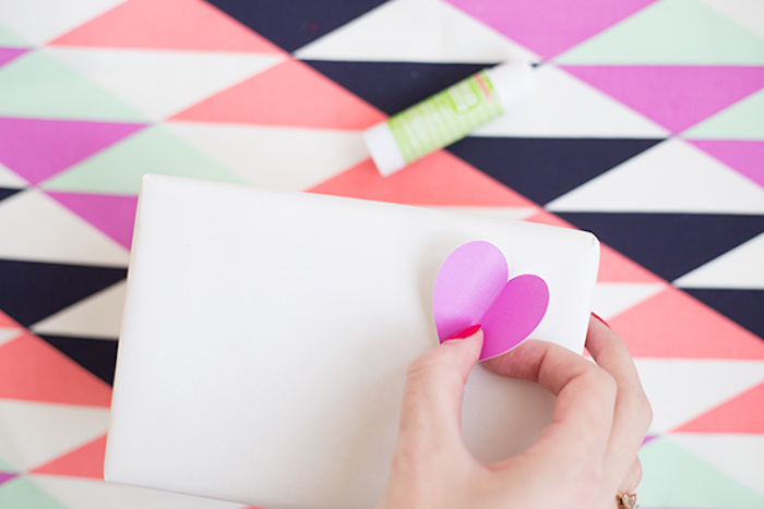 Weiße Schachtel mit violetten 3D Herzen bekleben, coole DIY Idee für originelles Geschenk