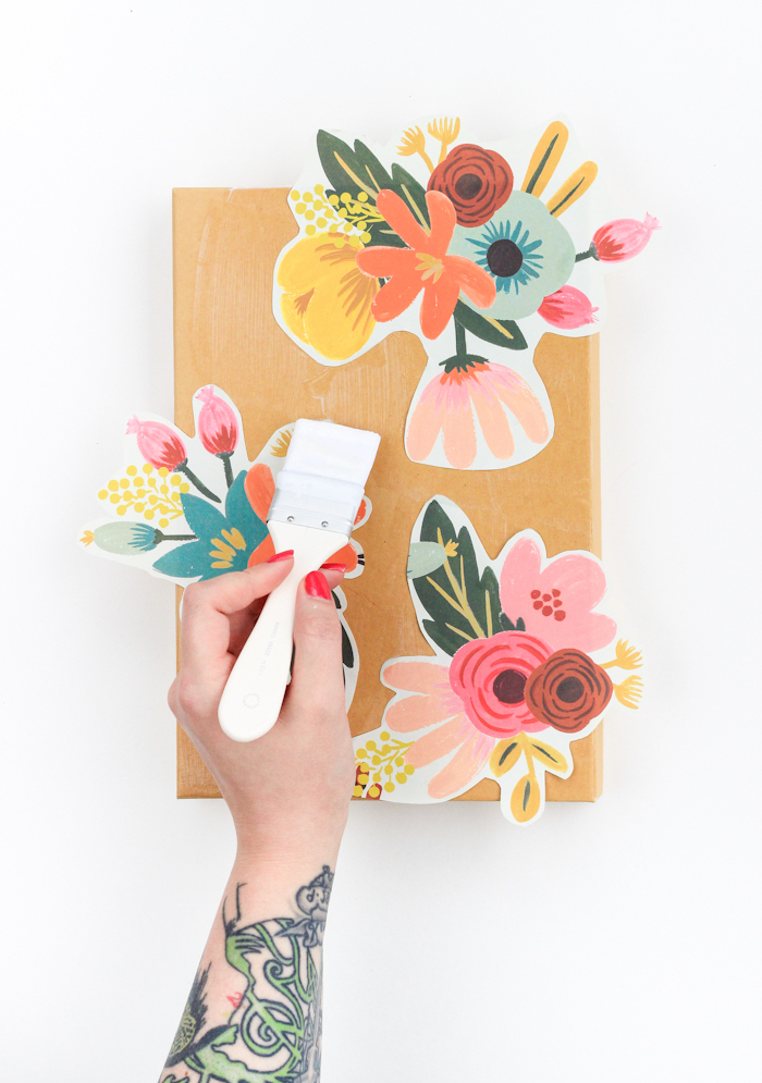 Schachtel mit Serviettentechnik dekorieren, Blumenmotive ausschneiden und mit Decoupagekleber fixieren