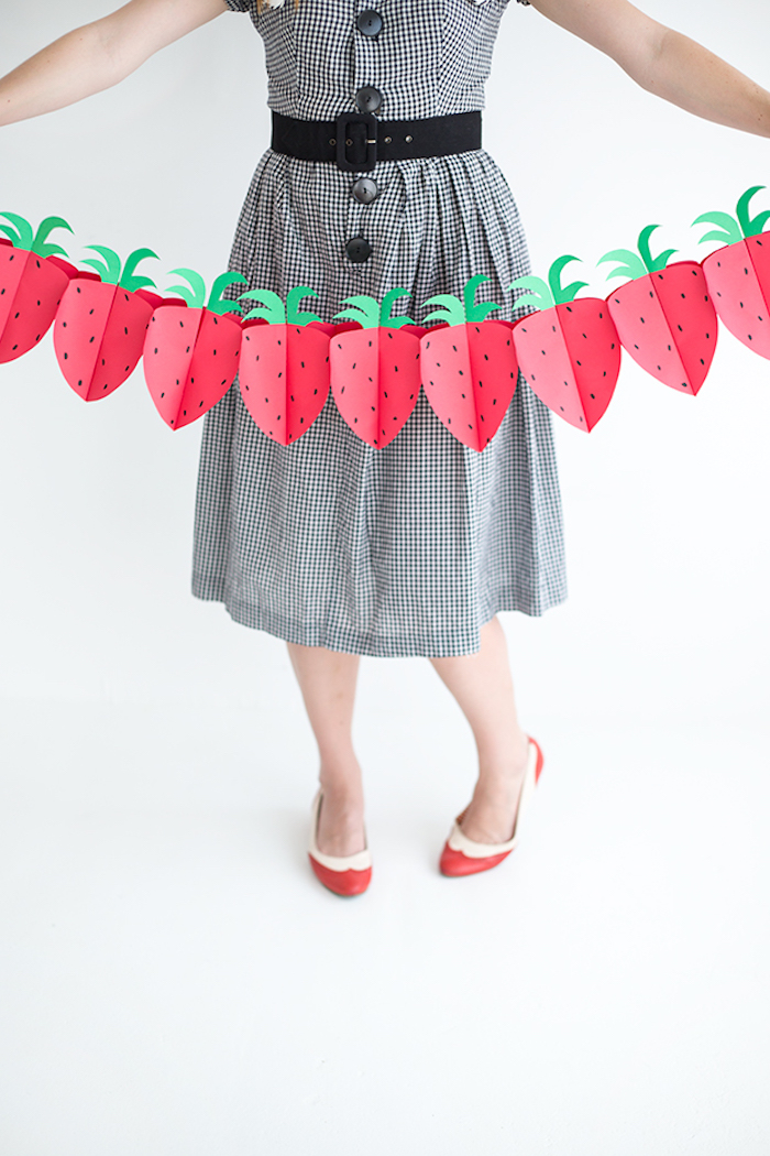Erdbeeren Girlande aus Papier selbstgemacht, coole Idee für Party Deko