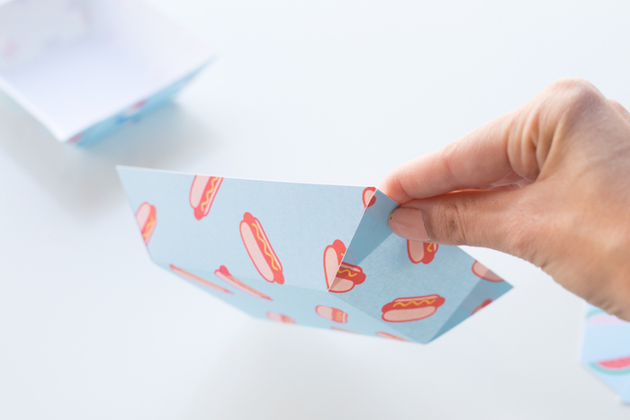 Kleine Teller mit lustigen Motiven aus Papier basteln, Hotdogs auf blauem Grund