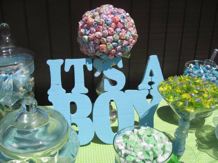 Babyparty Junge, viele Bonbons und eine Aufschrift, Its a Boy, ein Ballon voller Süßigkeiten
