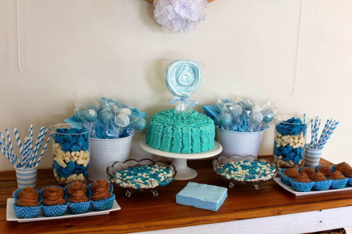 Cupcakes mit Schokolade, eine Torte mit blauer Glasur und ein Lutscher, Babyparty Junge