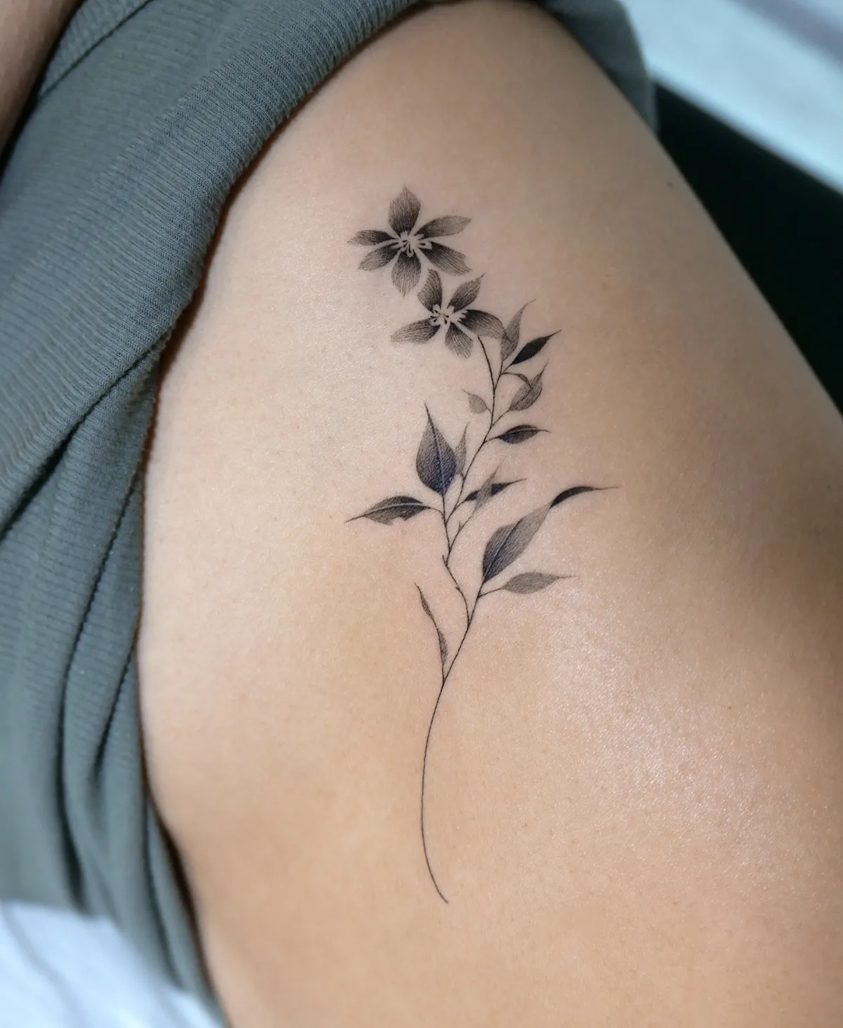 blumen tattoo ideen zartes design zwei blüten