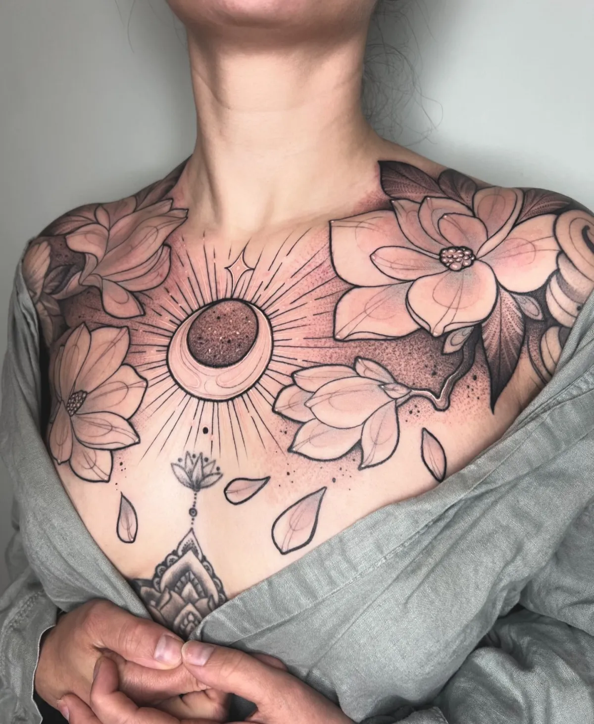 brust tattoo frau halbmond blumen mandala