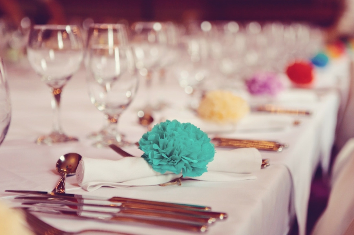 eine Tischdeko für Hochzeit, Pompon in verschiedener Farben, Bommel selber machen
