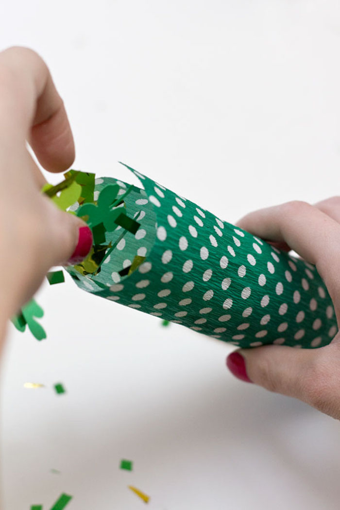 Confetti Popper aus Klopapierrolle und Krepppapier selber machen, Anleitung in Bildern