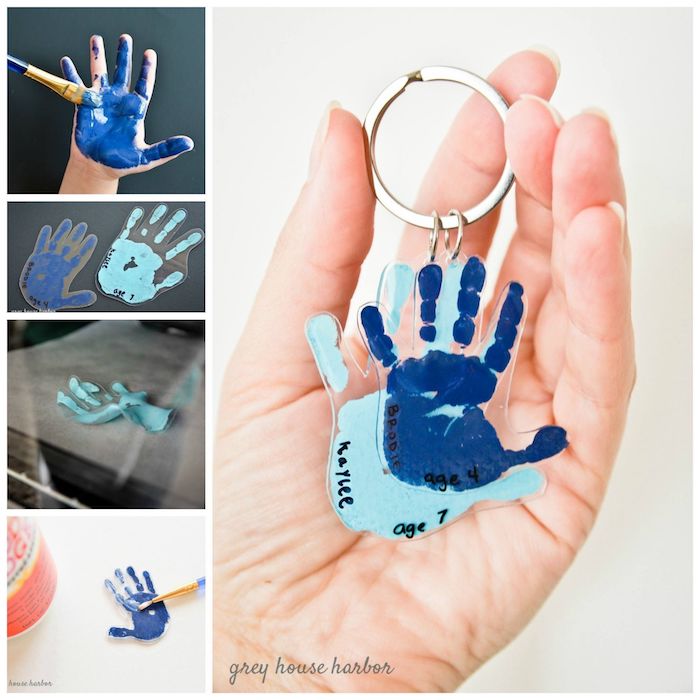 coole geburtstagsgeschenke zum selbermachen, basteln mit kindern, hände, blaue farbe, schlüsselanhänger
