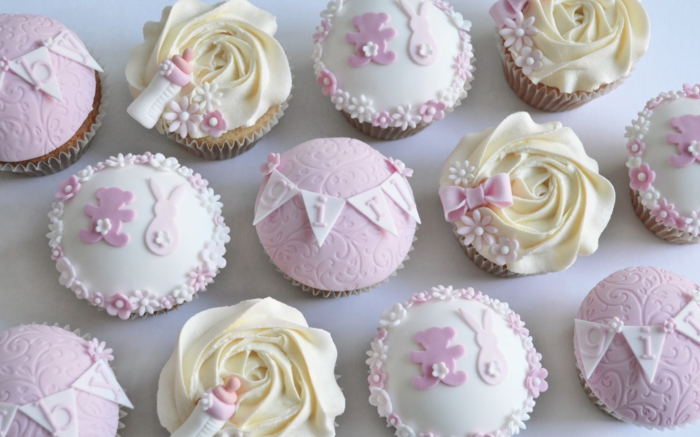 rosa Cupcakes mit Glasur, rosa Dekoration für ein kleines Mädchen, Babyparty organisieren