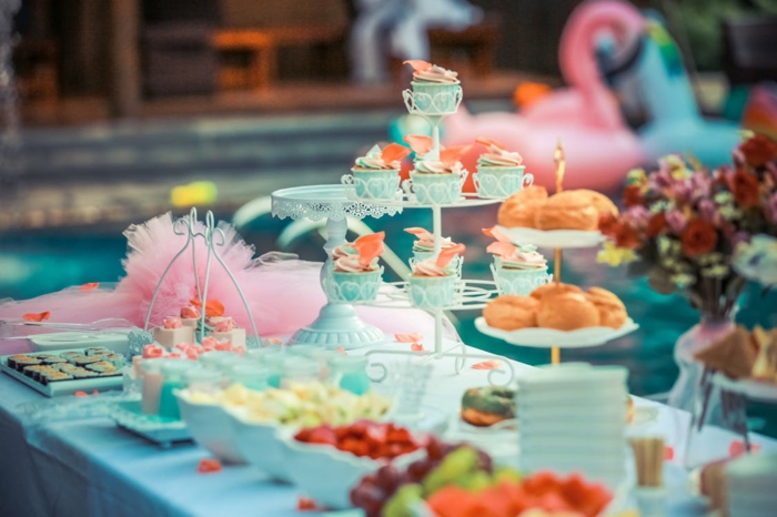 Süßigkeiten, und rosa und blaue Dekorationen, Ideen für Babyparty, ein Ständer für Cupcakes
