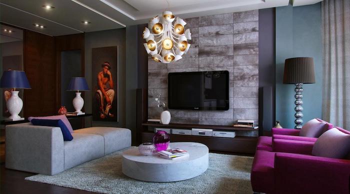 deko für wohnzimmer, extravagante pendelleuchte, zwei rosa sessel, runder kaffeetisch, stehlampen mit baluen lampenschirmen