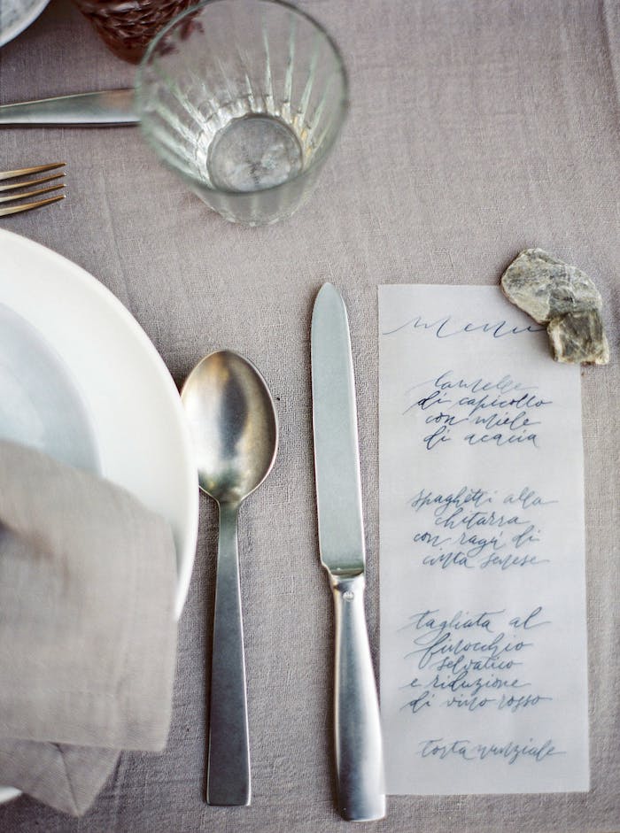 Originelle und kreative Ideen für Tischdeko, handgemachtes Menü, kleines Steinchen, graue Tischdecke