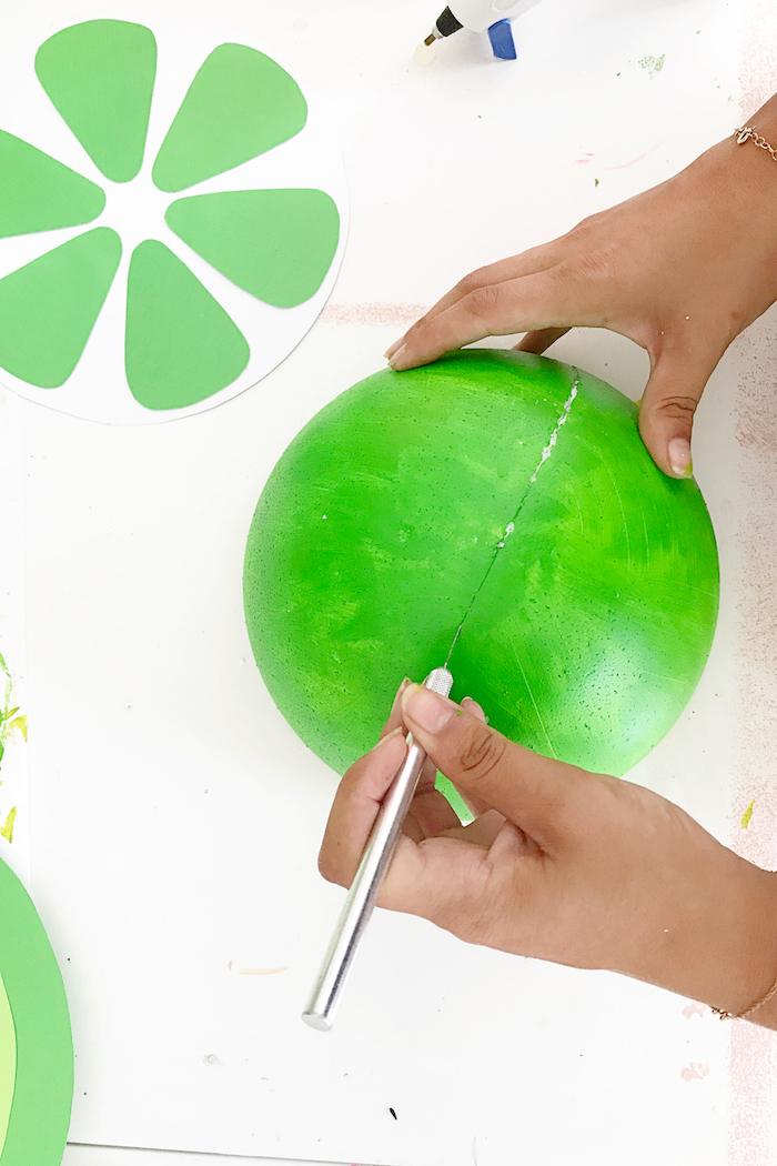 Wassermelone aus Styropor und Papier selber machen, mit Acrylfarben bemalen, DIY Idee für Sommerdeko