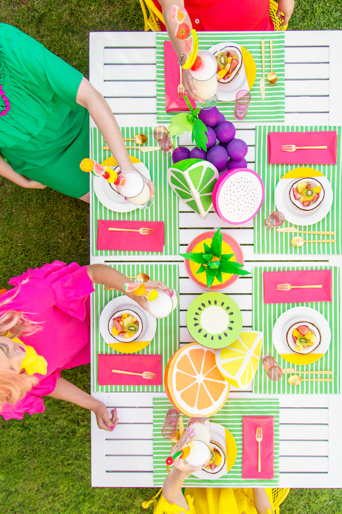 Sommerparty organisieren, Tischdeko in heiteren Farben, Zitrusfrüchte aus Papier