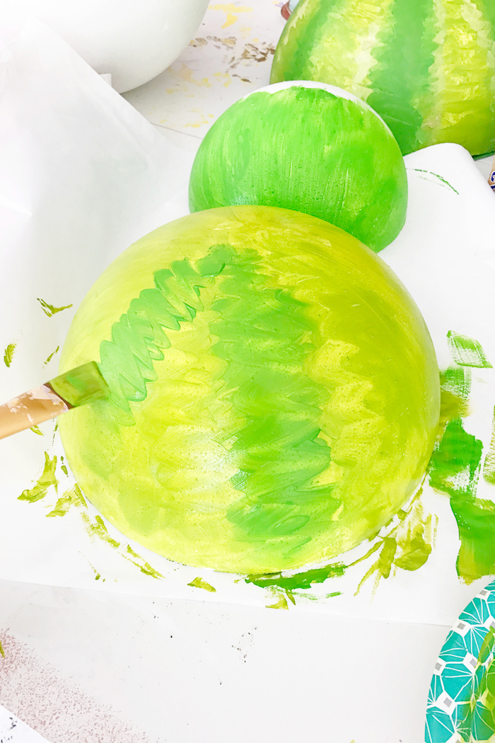 Wassermelone aus Styropor und Papier selber machen, mit grüner Farbe bemalen, DIY Idee für Sommerdeko