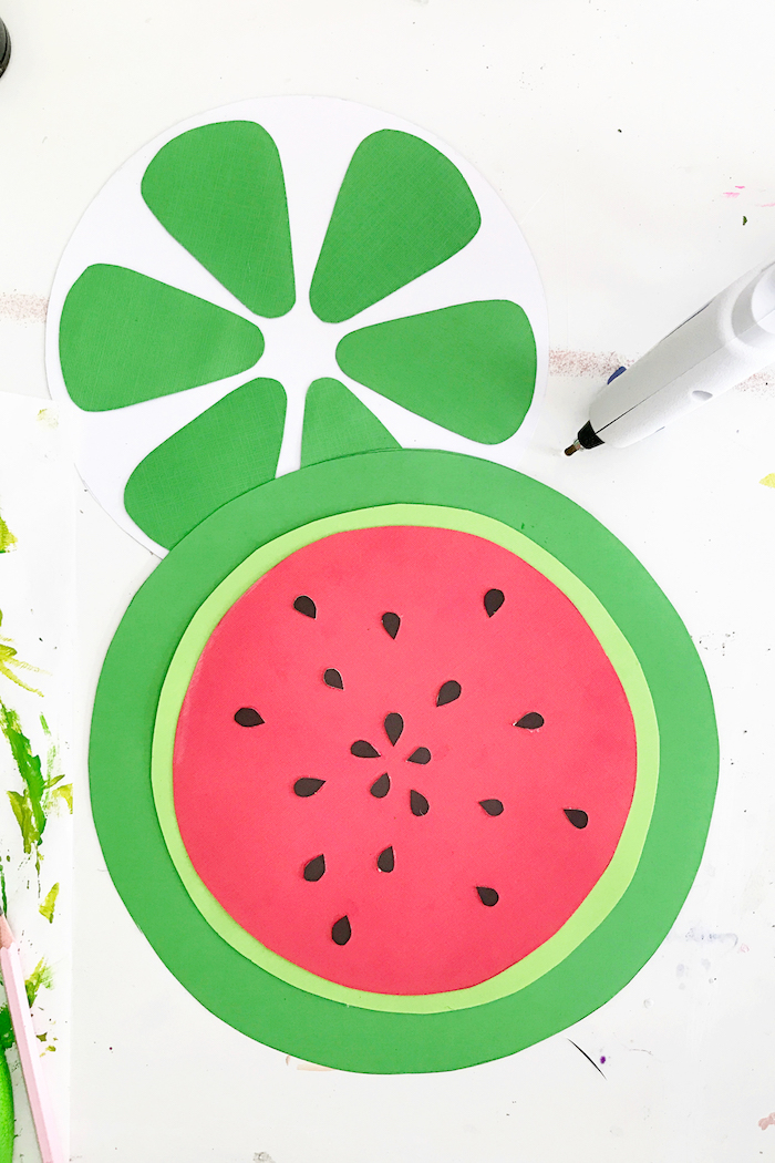 Wassermelone aus Styropor und Papier selber machen, coole DIY Idee für Sommerdeko