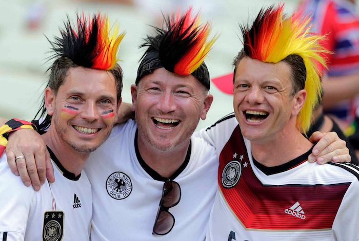 Fans mit Perücken in den Farben der deutschen Flagge, Weltmeisterschaft 2018 Emotionen