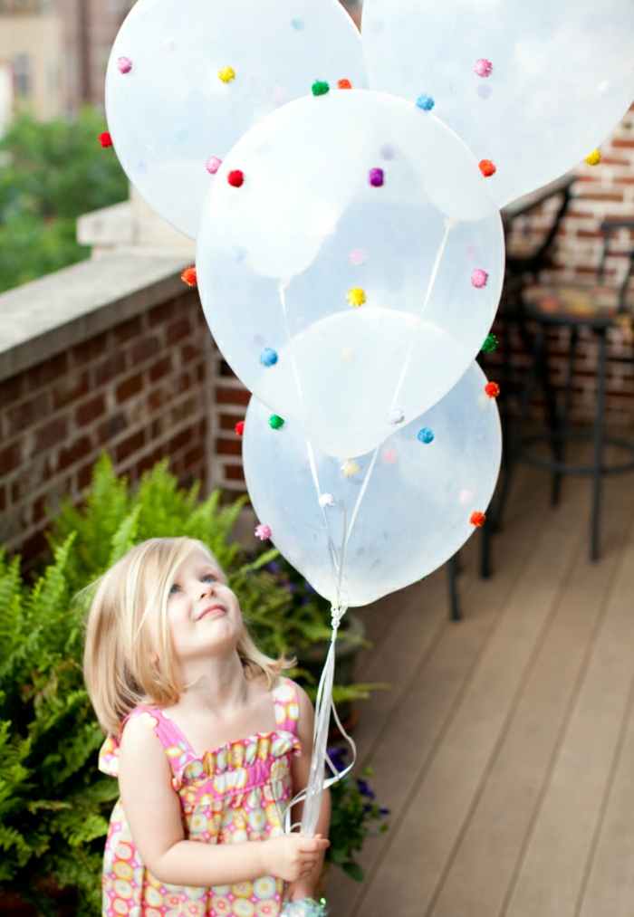 durchsichtige Ballons mit kleinen Pompons als Dekoration, Bommel selber machen