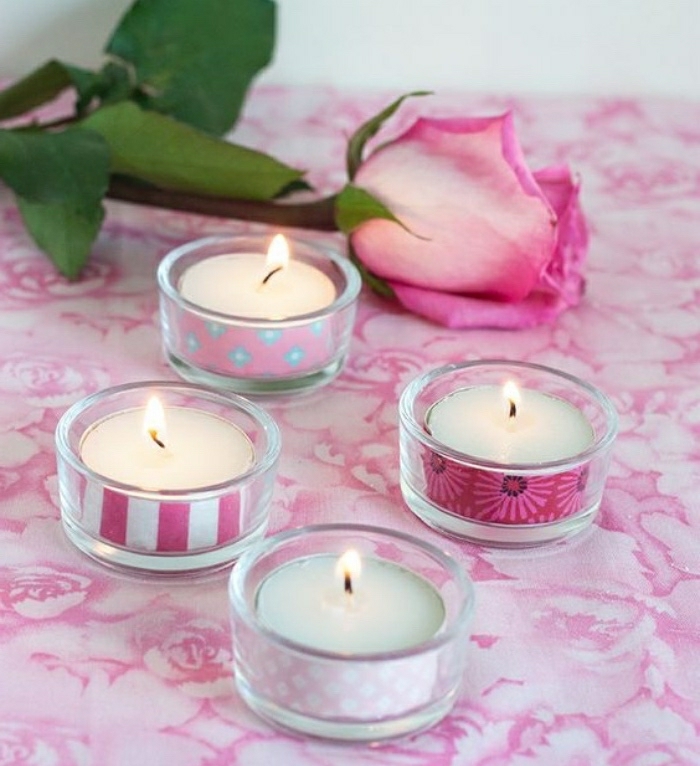 kerzen selber machen, deko für die wohnung, vier kleine kerzen in pink und weiß und eine rosa rose danebern diy bastelideen