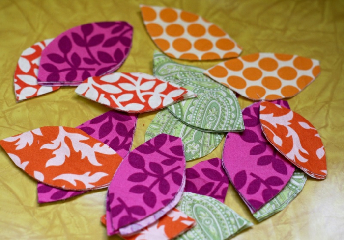 Babyparty Ideen für DIY Einladungen mit Blättern in verschiedenen Farben