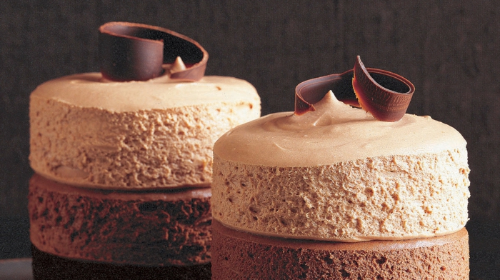 drei verschiedene Arten von Creme, Schokoladenraspel, schnelle Torten Rezepte