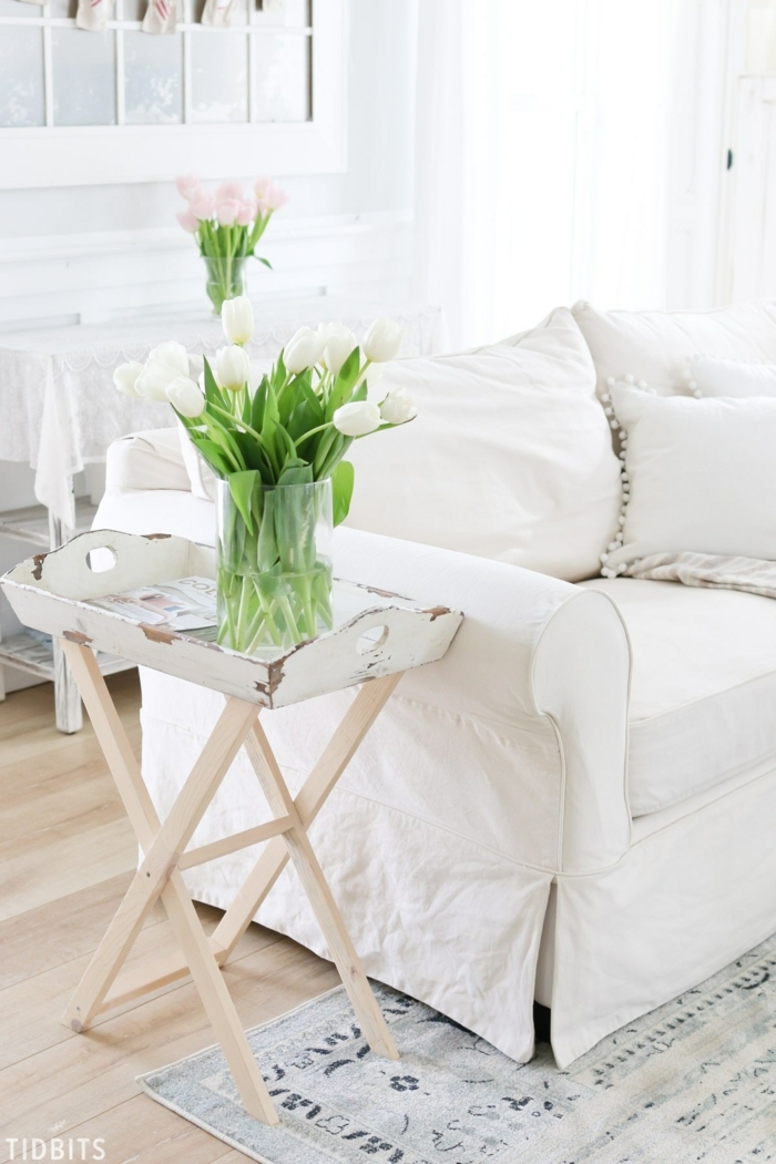 ein Sofa in weißer Farbe, Dekokissen mit Pompons verziert, Pompons selber machen