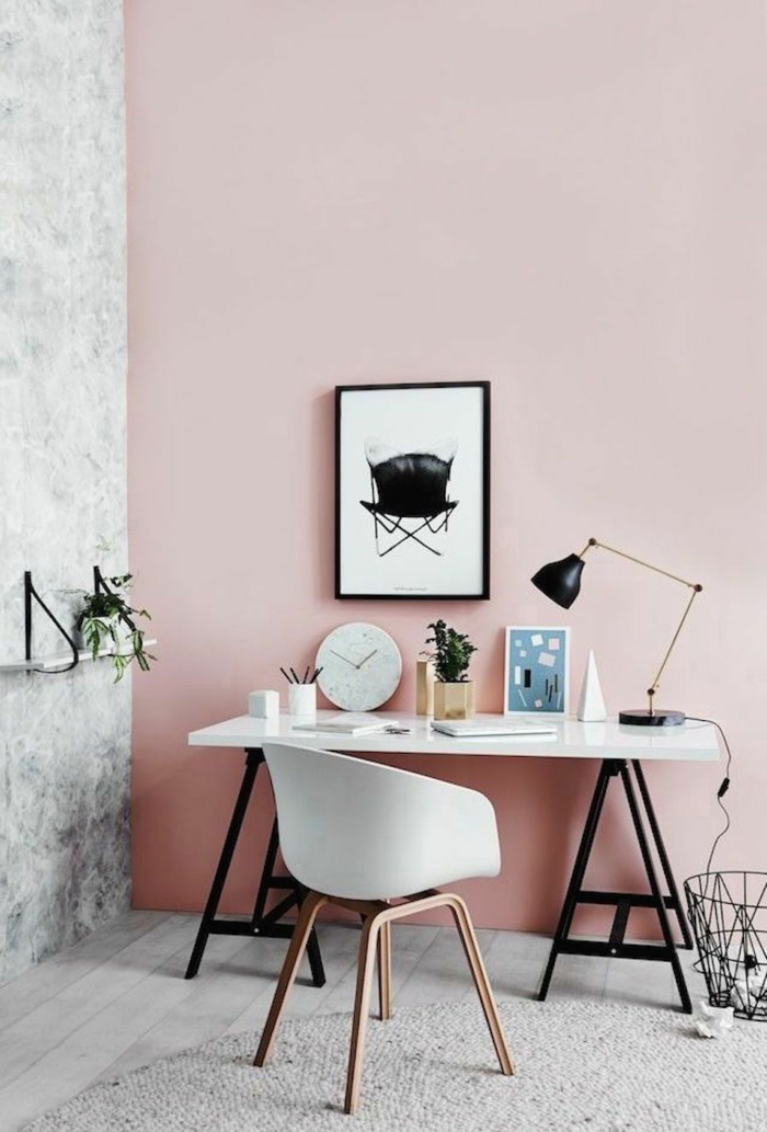 Arbeitszimmer, Altrosa Wandfarbe, ein niedriger Tisch, ein abstraktes Bild und weißer Teppich