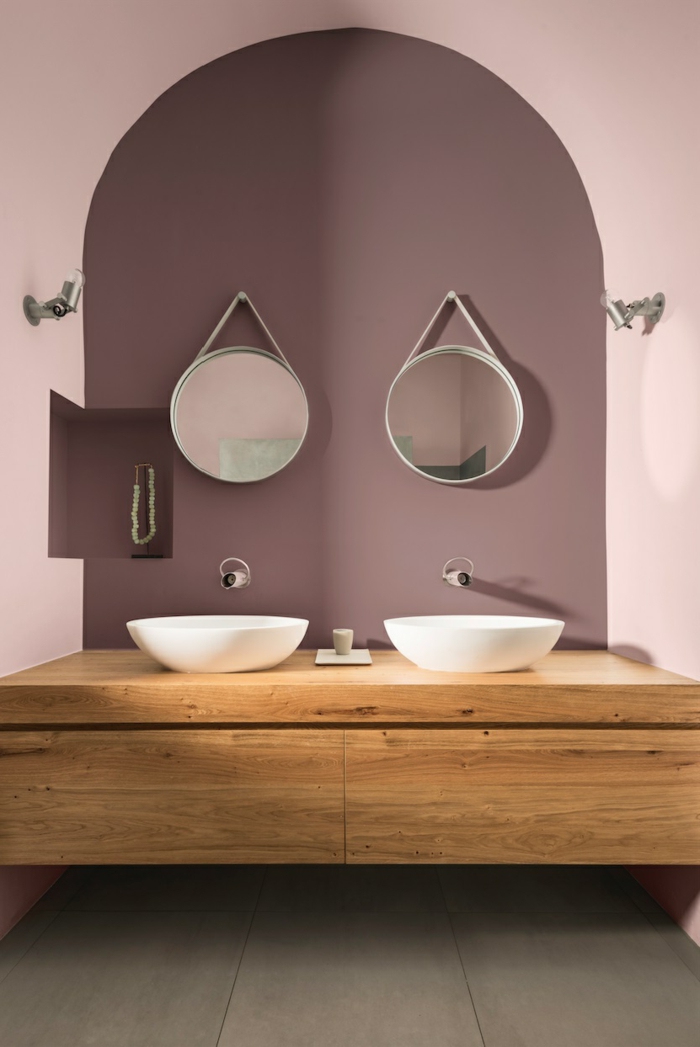 in Badezimmer rosa mischen, zwei Spiegel und zwei Waschbecken in minimalistisches Badezimmer