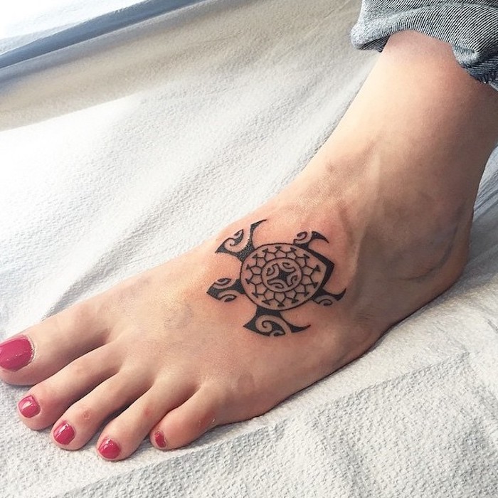 ein bein mit einem kleinen schwarzen maori tattoo frau mit einem kleinen schwazen maori schildkröte tattoo und mit einem roten nagellack, tattoos frauen 