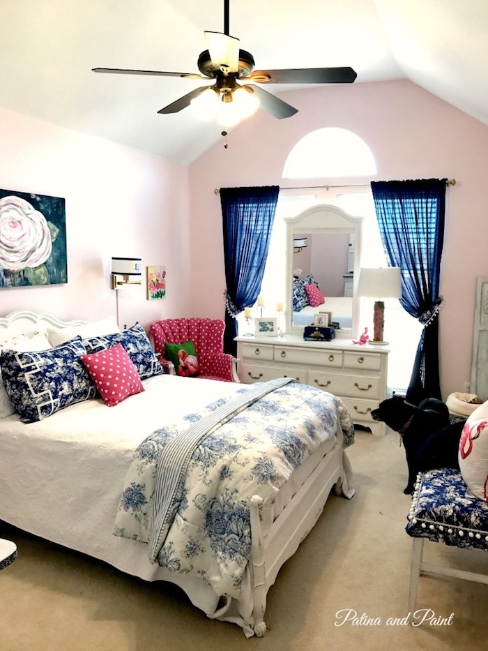 ein schlafzimmer einrichten mit einem blauen vorhang und mit pinken wänden, flamingo deko, ein grünes kissen mit einer pinken flamingo und ein weißes bett mit blauen und pinken kleinen kissen, flamingo deko