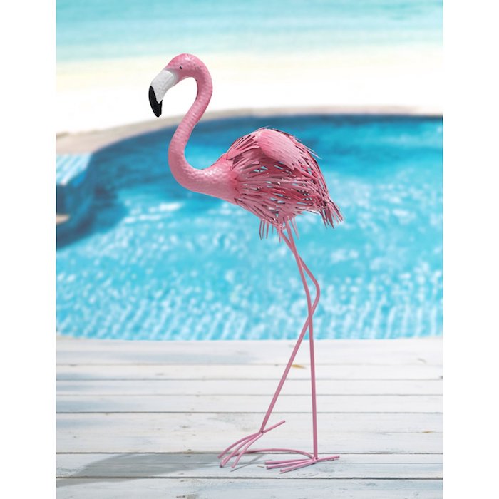 ein boden aus holz und ein schwimmpool und eine pinke flamingo mit kleinen schwarzen augen, flamingo deko