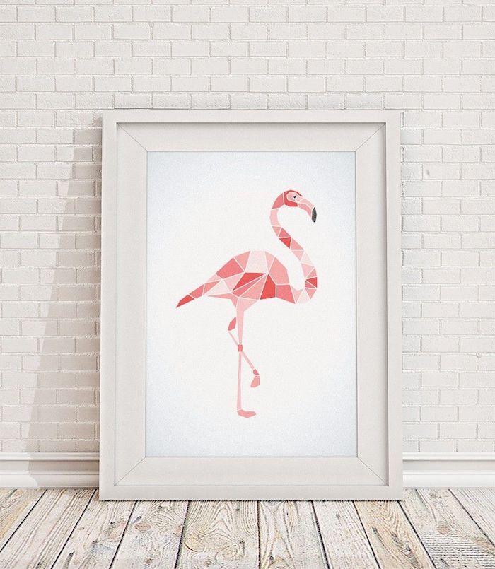 ein bild mit weißen bilderrahmen und mit einer großen pinken flamingo mit schfarzen augen und ein boden aus holz und eine weiße wand, flamingo bilder