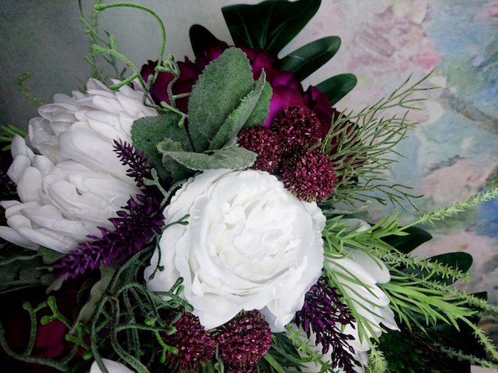 idee für einen brautstrauß mit weißen rosen und violetten blumen und vielen grünen blättern, ein brautstrauß vintage
