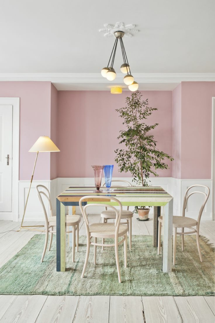 Esszimmer in rosa Farbe, rosa mischen, ein bunter Tisch, grüne Pflanze, runde Lampen