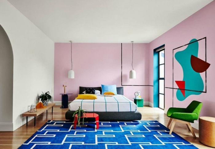 rosa mischen, ein schönes Schlafzimmer mit altrosa Wände und blauer Teppich, bunte Flecke an der Wand