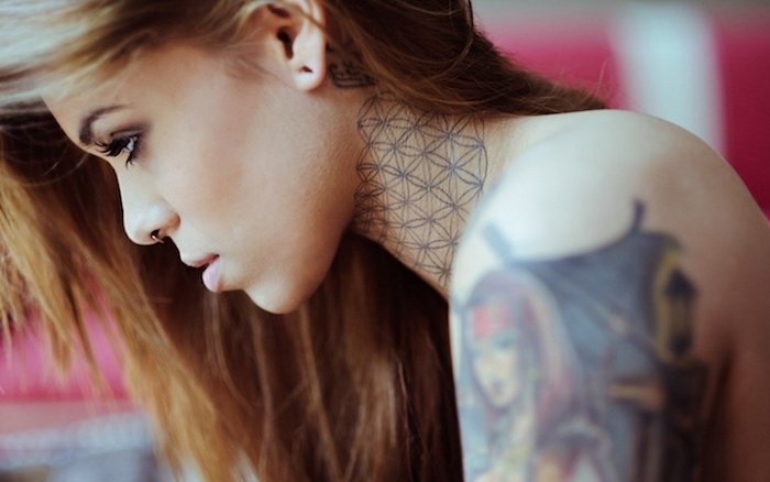 eine lange haare und eine junge frau mit einem schwarzen tattoo mit henna motiven, eine hand mit einem arm tattoo mit einer frau