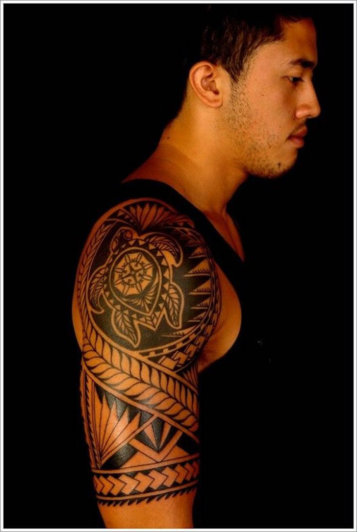 ein mann mit einem schwarzen großen maori tattoo arm mit einer schildkröte und mit einem compass, tattoo arm mann