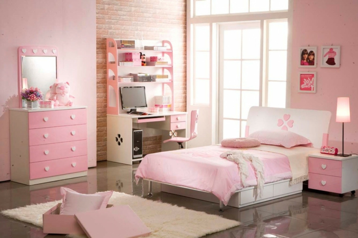 ein Schlafzimmer für Mädchen in altrosa Farbe, rosa Regale, rosa Bett und rosa Teppich