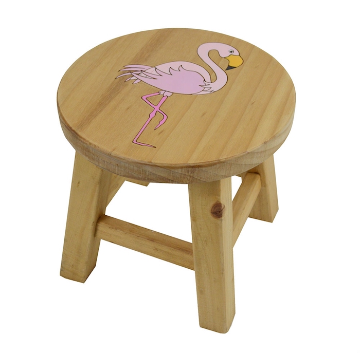 ein kleiner brauner stuhl aus holz und eine pinke flamingo mit pinken federn, flamingo bilder