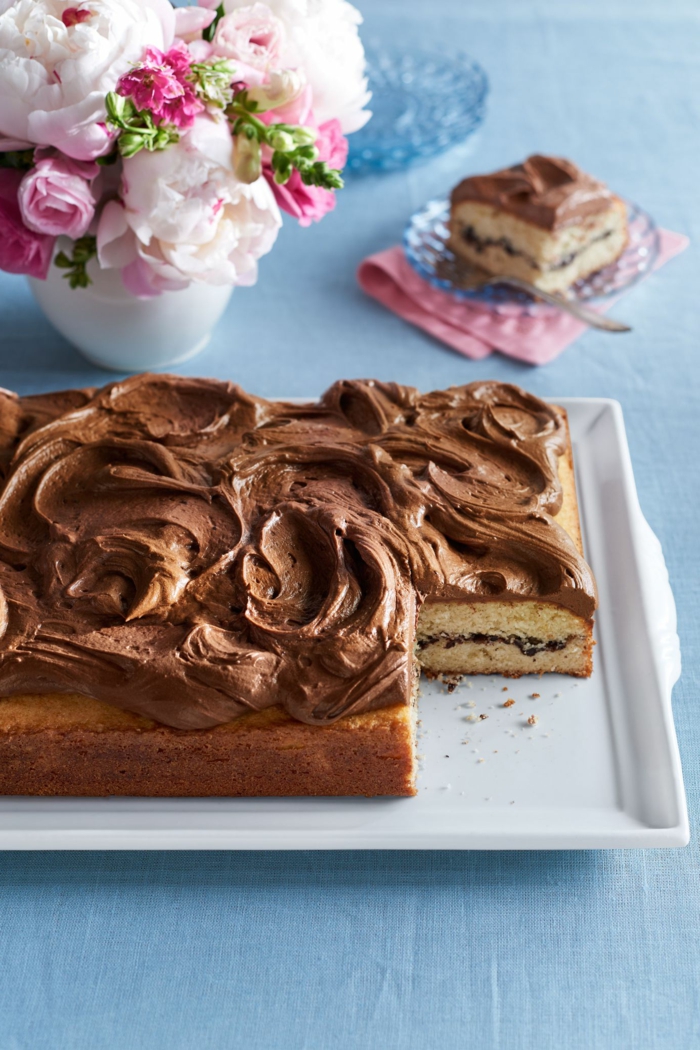 ein Kuchen mit Schokolade Creme bedeckt, mit saftiger Inneren, einfache Torte