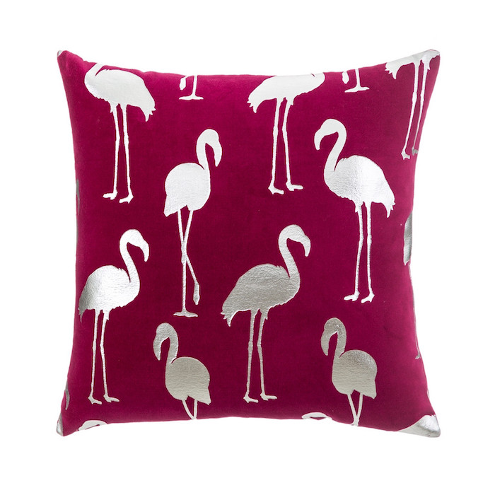 ein violettes kissen mit vielen grauen kleinen flamingos, schlafzimmer einrichtung ideen