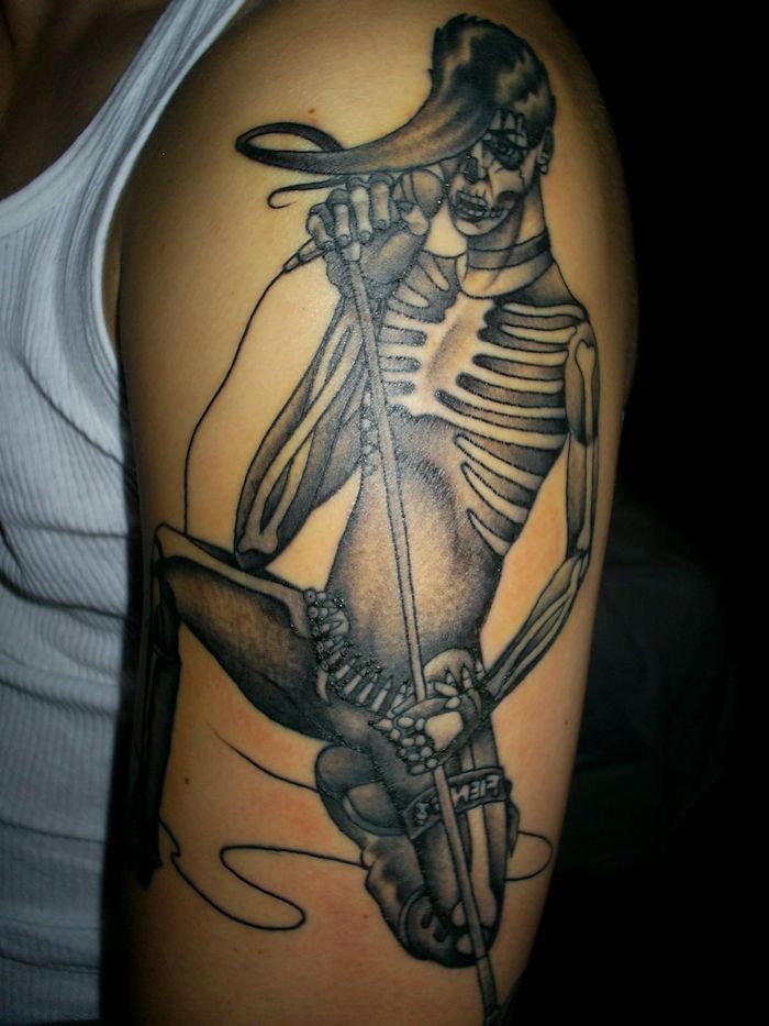 ein mann mit einer hand mit einem tattoo arm mit einer jungen frau mit einem weißen totenkopf, ein mann mit einem totenkopf tattoo arm