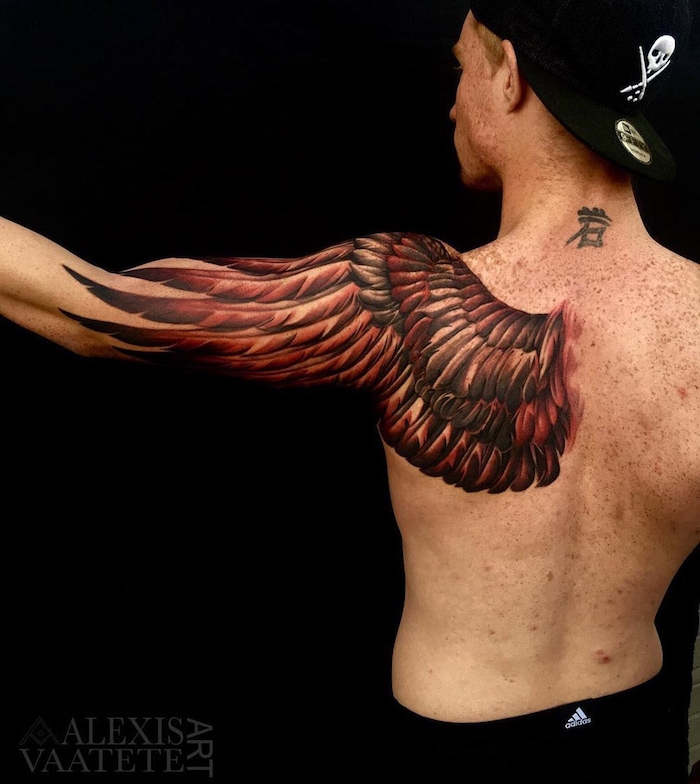 ein mann mit einer hand mit einem großen roten tattoo mit einem roten flügel mit roten langen federn, ein vogel tattoo für männer