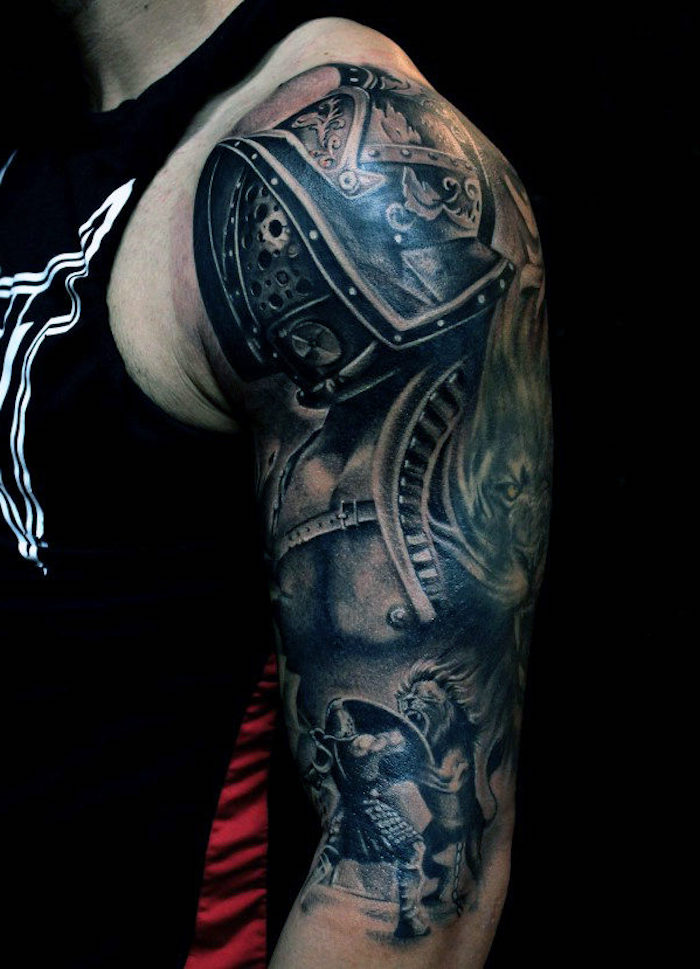 mann mit einer hand mit einem großen schwarzen arm tattoo mit einer rüstung und mit einem kleinen schwarzen löwe